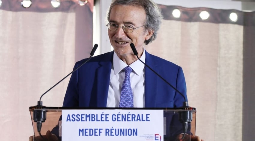 Conflit entre le Medef et la Fedom : des tensions autour de la réforme de l’eau

Une polémique a récemment éclaté entre le Medef et la Fedom au sujet de la réforme de la gestion de l’eau. Les deux organisations semblent être en désaccord sur les mesures à prendre pour améliorer la gestion de cette ressource vitale.

Le Medef a exprimé son soutien à la réforme proposée par le gouvernement, qui vise à moderniser le système de gestion de l’eau en Outre-mer. Selon le Medef, cette réforme permettrait d’assurer une meilleure gestion de l’eau et de garantir un approvisionnement stable et de qualité pour les habitants des départements d’Outre-mer.

En revanche, la Fedom a émis des réserves quant à cette réforme, estimant qu’elle risque de nuire aux intérêts des entreprises locales. Selon la Fedom, les mesures proposées pourraient entraîner une hausse des coûts de production et avoir un impact négatif sur l’économie des départements d’Outre-mer.

Face à ces divergences, il semble y avoir de l’eau dans le gaz entre le Medef et la Fedom. Il est important que les deux organisations parviennent à trouver un terrain d’entente pour garantir une gestion efficace et équilibrée de l’eau en Outre-mer.