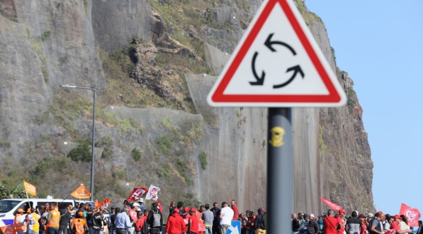 Mobilisation suspendue, une semaine cruciale pour le secteur du BTP

Les travailleurs du secteur du BTP ont décidé de suspendre leur mouvement de grève pour une semaine, laissant ainsi une fenêtre de négociation ouverte avec les autorités. Cette décision intervient après plusieurs jours de manifestations et de revendications pour de meilleures conditions de travail et une revalorisation des salaires.

La semaine à venir s’annonce cruciale pour les travailleurs du BTP, qui espèrent trouver des solutions satisfaisantes à leurs revendications. Les négociations s’annoncent tendues, mais les travailleurs restent déterminés à faire entendre leur voix et à obtenir des avancées significatives.

La suspension de la grève permettra aux parties prenantes de se retrouver autour de la table et de discuter des différentes problématiques soulevées par les travailleurs. Il s’agit d’une opportunité unique pour trouver des compromis et des solutions durables pour le secteur du BTP.

Les travailleurs restent mobilisés et prêts à reprendre la grève si les négociations n’aboutissent pas à des résultats satisfaisants. En attendant, c’est une semaine décisive qui s’annonce pour le secteur du BTP, avec l’espoir de voir enfin des avancées concrètes pour les travailleurs de ce secteur indispensable à l’économie.