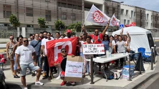 Tensions sociales dans les laboratoires rentables de Cerballiance

Les laboratoires Cerballiance, réputés pour leur rentabilité, sont actuellement au cœur d’un conflit social. En effet, les employés de ces laboratoires ont exprimé leur mécontentement face aux conditions de travail et aux salaires proposés par la direction.

Les salariés dénoncent notamment des conditions de travail difficiles, des horaires contraignants et des salaires jugés insuffisants par rapport aux bénéfices générés par l’entreprise. Certains employés se plaignent également du manque de reconnaissance de leur travail et de l’absence de perspectives d’évolution au sein de l’entreprise.

Face à cette grogne sociale, la direction de Cerballiance a tenté de calmer le jeu en proposant des négociations avec les représentants du personnel. Cependant, les discussions n’ont pour l’instant pas abouti à un accord satisfaisant pour les deux parties.

Ce conflit social met en lumière les tensions grandissantes au sein de l’entreprise, mais également plus largement dans le secteur de la santé. Il soulève des questions essentielles sur les conditions de travail des employés, la répartition des richesses au sein des entreprises et la reconnaissance du travail fourni.

Il est désormais crucial pour la direction de Cerballiance de trouver des solutions durables pour apaiser les tensions et garantir le bien-être de ses employés. En effet, un climat social apaisé est indispensable pour assurer le bon fonctionnement et la pérennité de l’entreprise.