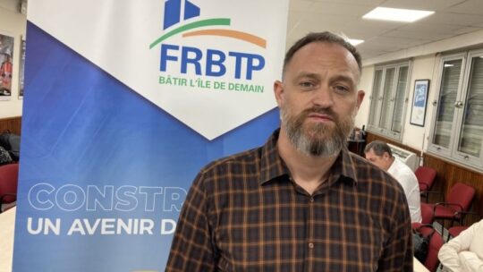 Choc de la commande publique pour surmonter la crise dans le secteur du BTP

La crise dans le secteur du BTP a été exacerbée par la pandémie de COVID-19, qui a entraîné une baisse significative de la demande de construction. Pour surmonter cette crise, il est crucial que les autorités publiques prennent des mesures audacieuses pour stimuler l’activité dans ce secteur clé de l’économie.

Selon de nombreux experts, l’une des solutions les plus efficaces pour relancer le secteur du BTP est de provoquer un choc de la commande publique. En augmentant les investissements publics dans les infrastructures et les projets de construction, les gouvernements peuvent stimuler la demande et créer des emplois dans le secteur.

De plus, un tel choc de la commande publique aurait des effets positifs sur l’ensemble de l’économie. En effet, les entreprises du BTP sont souvent des fournisseurs de nombreuses autres industries, ce qui signifie que toute augmentation de l’activité dans ce secteur se traduirait par une augmentation de l’activité économique globale.

Il est donc essentiel que les gouvernements prennent des mesures immédiates pour soutenir le secteur du BTP. En provoquant un choc de la commande publique, ils pourraient non seulement aider à relancer l’économie, mais aussi à créer des emplois et à stimuler la croissance à long terme.