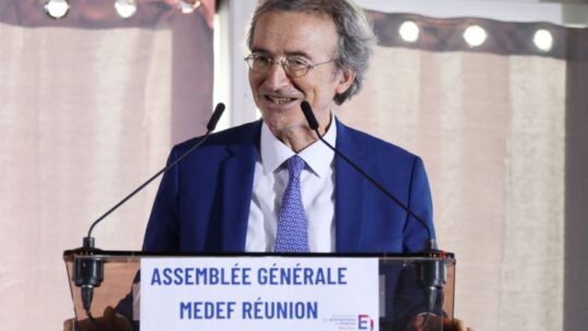 Dissipation des malentendus entre la Fedom et le Medef

La relation entre la Fedom (Fédération des Entreprises d’Outre-Mer) et le Medef (Mouvement des Entreprises de France) a été souvent sujette à des malentendus. Cependant, récemment, des efforts ont été déployés pour dissiper ces incompréhensions et renforcer la collaboration entre ces deux entités majeures du monde économique.

La Fedom, qui regroupe les entreprises des territoires d’outre-mer, et le Medef, représentant les entreprises françaises, ont longtemps eu des divergences sur plusieurs sujets. Mais grâce à un dialogue constructif et à une volonté commune de trouver des terrains d’entente, les relations se sont apaisées et des solutions ont été trouvées pour surmonter les différends.

Les deux organisations ont réalisé l’importance de travailler ensemble pour promouvoir le développement économique des territoires ultramarins et soutenir les entreprises locales. En mettant de côté les désaccords passés, la Fedom et le Medef ont désormais pour objectif de collaborer étroitement et de faire avancer des projets communs bénéfiques pour l’ensemble de l’écosystème économique.

Cette nouvelle dynamique de coopération entre la Fedom et le Medef ouvre la voie à des partenariats stratégiques et à des actions concertées pour renforcer la compétitivité des entreprises ultramarines et favoriser leur insertion dans les marchés nationaux et internationaux. Grâce à une meilleure compréhension mutuelle et à une vision partagée, ces deux entités sont désormais mieux armées pour relever les défis économiques et sociaux auxquels sont confrontés les territoires d’outre-mer.

En conclusion, la dissipation des malentendus entre la Fedom et le Medef marque un tournant dans leur relation et ouvre de nouvelles perspectives pour une collaboration fructueuse et bénéfique pour l’économie des territoires ultramarins.