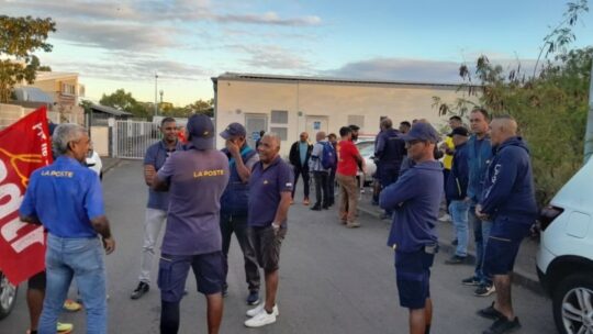 Licenciement d’un collègue : trentaine de postiers à La Réunion débrayent