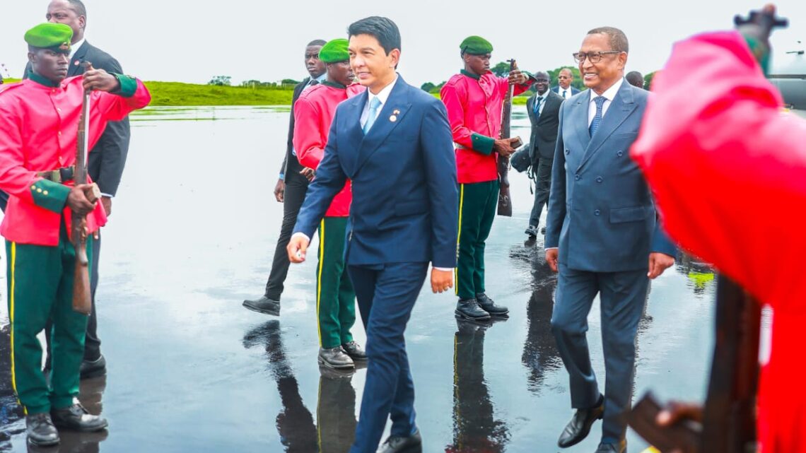 Accueil avec honneurs de Rajoelina lors de sa visite d’État à Bissau