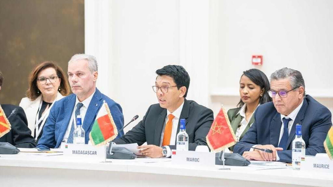 Inégalités de traitement au cœur des crises mondiales

Le président malgache Andry Rajoelina a récemment souligné l’importance de prendre en compte les inégalités de traitement dans la gestion des crises mondiales. Il a mis en avant le fait que certains pays et populations sont plus durement touchés que d’autres par les différentes crises qui secouent le monde.

Rajoelina a appelé à une solidarité accrue entre les nations pour faire face aux défis actuels, notamment la pandémie de Covid-19, les changements climatiques et les conflits armés. Il a souligné que la coopération internationale est essentielle pour assurer une réponse efficace et équitable à ces crises.

Le président malgache a également mis en avant la nécessité de mettre en place des politiques et des mesures spécifiques pour aider les pays les plus vulnérables à surmonter les défis auxquels ils sont confrontés. Il a souligné que la solidarité et la coopération internationale sont les clés pour garantir un avenir meilleur pour tous.

Rajoelina a souligné que les inégalités de traitement exacerbent les crises mondiales et rendent plus difficile la recherche de solutions durables. Il a appelé à une action concertée de la part de la communauté internationale pour lutter contre ces inégalités et promouvoir un développement plus équitable et inclusif.

En conclusion, le président malgache a insisté sur l’importance de prendre en compte les inégalités de traitement dans la gestion des crises mondiales. Il a souligné que la solidarité et la coopération sont essentielles pour assurer un avenir meilleur pour tous, et a appelé à des actions concrètes pour promouvoir un monde plus juste et équitable.