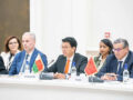 Inégalités de traitement au cœur des crises mondiales

Le président malgache Andry Rajoelina a récemment souligné l’importance de prendre en compte les inégalités de traitement dans la gestion des crises mondiales. Il a mis en avant le fait que certains pays et populations sont plus durement touchés que d’autres par les différentes crises qui secouent le monde.

Rajoelina a appelé à une solidarité accrue entre les nations pour faire face aux défis actuels, notamment la pandémie de Covid-19, les changements climatiques et les conflits armés. Il a souligné que la coopération internationale est essentielle pour assurer une réponse efficace et équitable à ces crises.

Le président malgache a également mis en avant la nécessité de mettre en place des politiques et des mesures spécifiques pour aider les pays les plus vulnérables à surmonter les défis auxquels ils sont confrontés. Il a souligné que la solidarité et la coopération internationale sont les clés pour garantir un avenir meilleur pour tous.

Rajoelina a souligné que les inégalités de traitement exacerbent les crises mondiales et rendent plus difficile la recherche de solutions durables. Il a appelé à une action concertée de la part de la communauté internationale pour lutter contre ces inégalités et promouvoir un développement plus équitable et inclusif.

En conclusion, le président malgache a insisté sur l’importance de prendre en compte les inégalités de traitement dans la gestion des crises mondiales. Il a souligné que la solidarité et la coopération sont essentielles pour assurer un avenir meilleur pour tous, et a appelé à des actions concrètes pour promouvoir un monde plus juste et équitable.