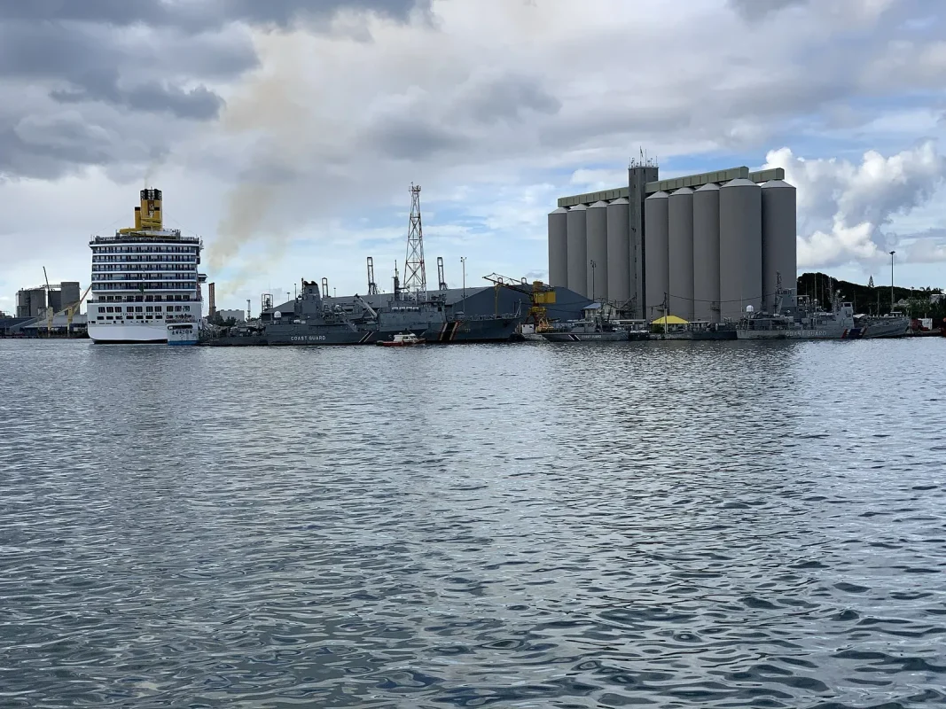 Port-Louis, photographie du port ; elle ne décrit pas une liaison actuellement commercialisée.