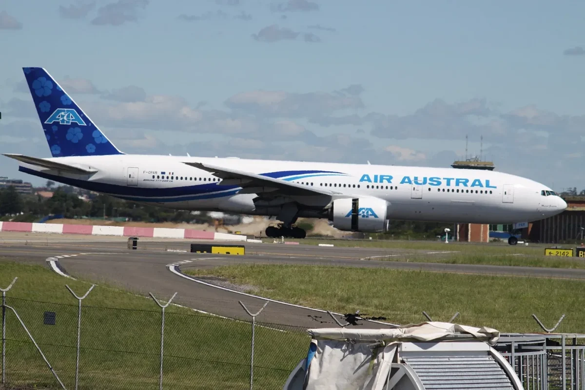 F-OPAR Boeing 777 Air Austral (7355717870)