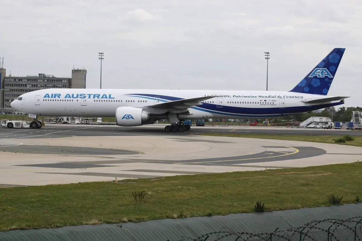 F-ONOU Boeing 777 Air Austral (7302417950)