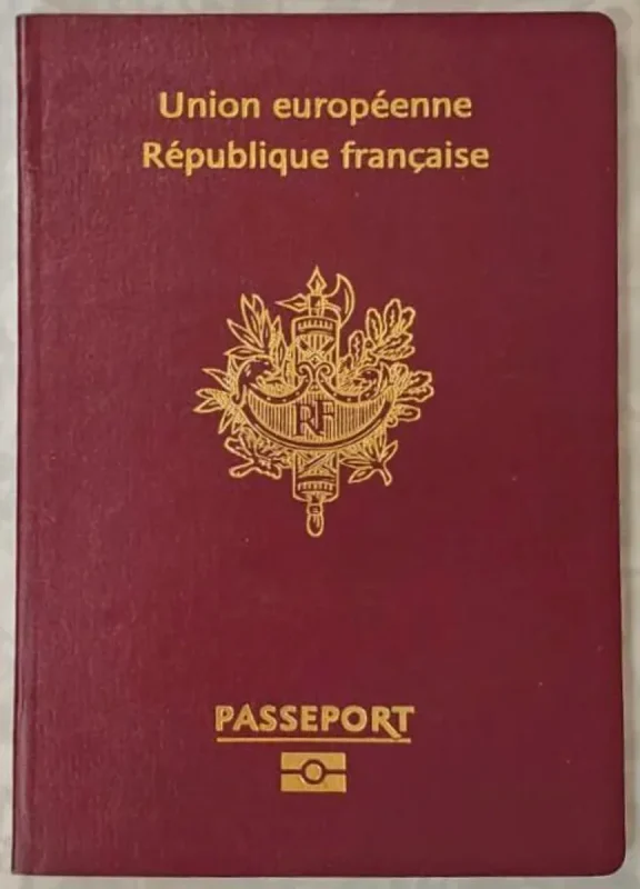 Couverture d’un passeport français : exemple de document de voyage à vérifier selon sa nationalité.