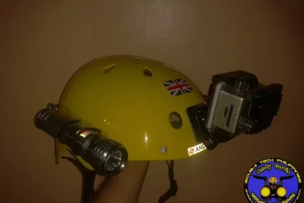 Caméra GoPro fixée sur un casque de plongée : exemple de montage, hors test produit.