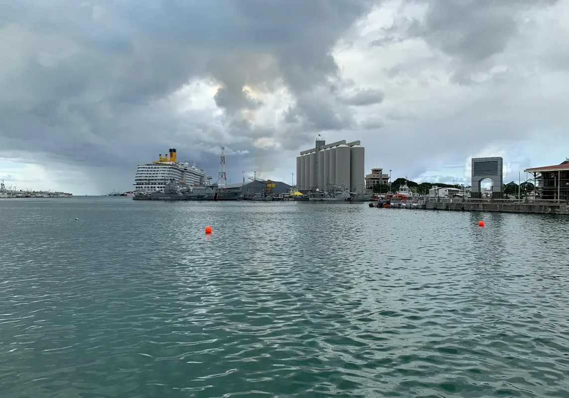 Port-Louis, photographie du port ; les dessertes doivent être confirmées auprès du transporteur.