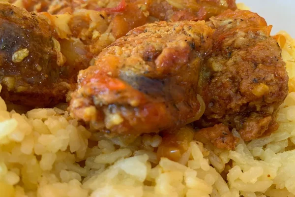 Rougail saucisse et riz zambrocal, spécialité réunionnaise.