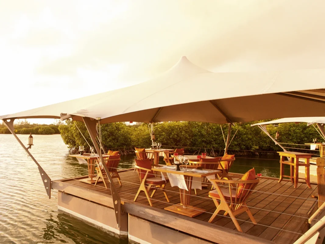 Le restaurant flottant Le Barachois à Constance Prince Maurice, sur la côte est de Maurice.
